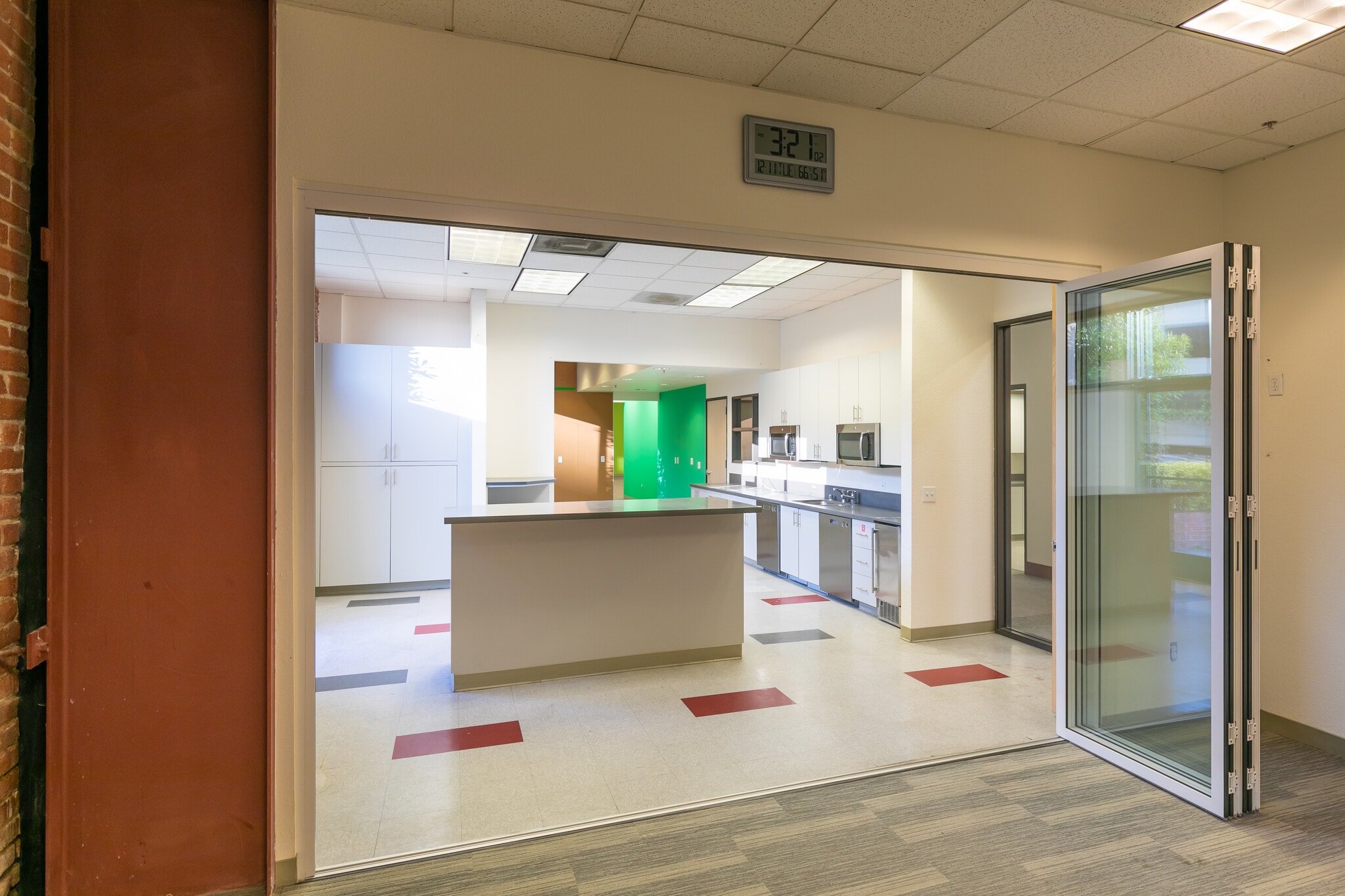 5903-5909 Christie Ave, Emeryville, CA for lease Building Photo- Image 1 of 13