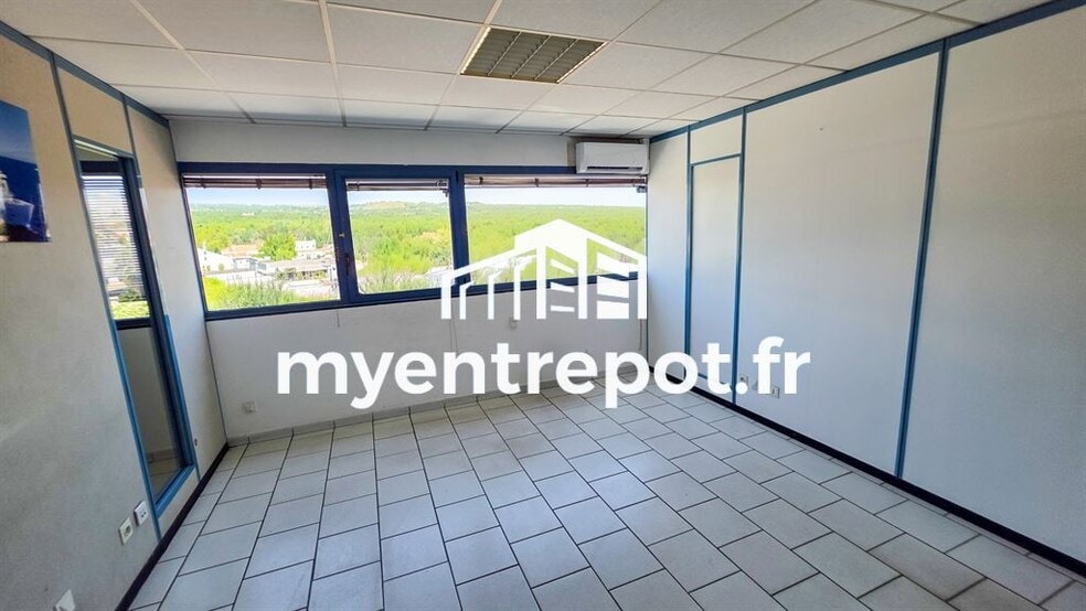 Avenue Andre Roussin, Marseille for sale - Interior Photo - Image 3 of 6