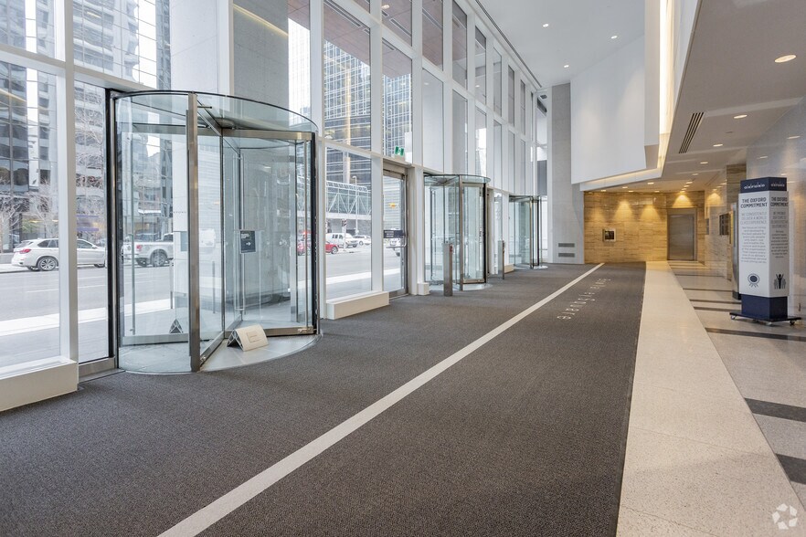 205 5th Ave SW, Calgary, AB à louer - Hall d’entrée - Image 3 de 6