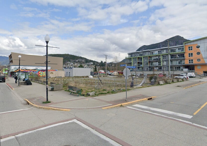 38108 Cleveland Ave, Squamish, BC à vendre - Photo du bâtiment - Image 2 de 2