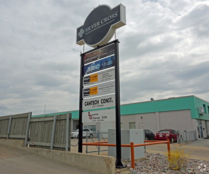 3731-3745 98th St NW, Edmonton, AB à louer - Photo du bâtiment - Image 3 de 13