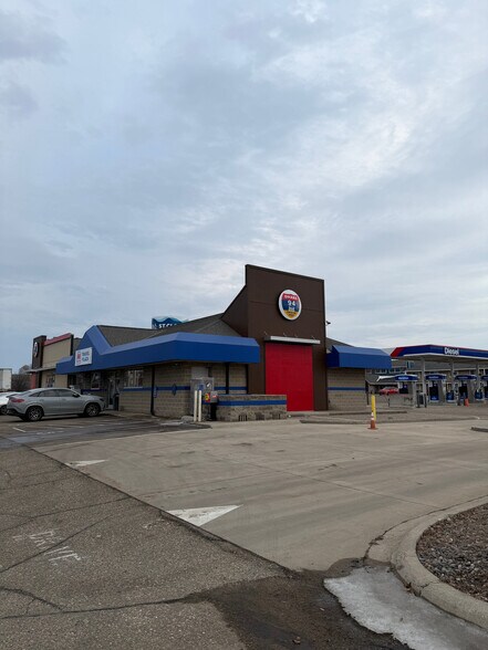4325 Clearwater Rd, Saint Cloud, MN à louer - Photo du bâtiment - Image 3 de 11