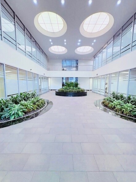 13100 Northwest Fwy, Houston, TX à louer - Photo du bâtiment - Image 2 de 14