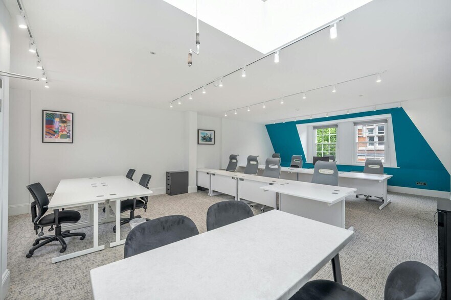 22 Gilbert St, London for lease - Interior Photo - Image 3 of 22