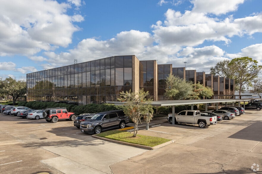 10707 Corporate Dr, Stafford, TX for lease - Primary Photo - Image 1 of 32