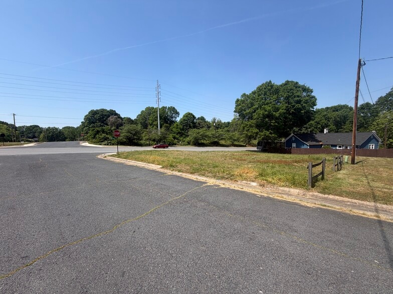 677 Dale Earnhardt Blvd, Kannapolis, NC à louer - Photo du bâtiment - Image 3 de 4