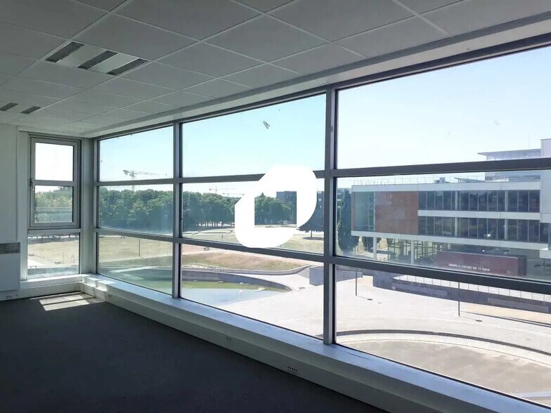 Office in Guyancourt for lease - Building Photo - Image 3 of 10