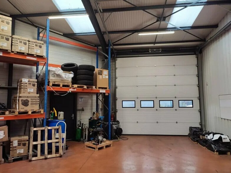 Flex in Arnas for lease - Interior Photo - Image 3 of 12