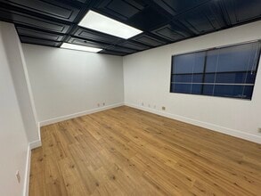 15928 Ventura Blvd, Encino, CA à louer Photo du bâtiment- Image 1 de 3