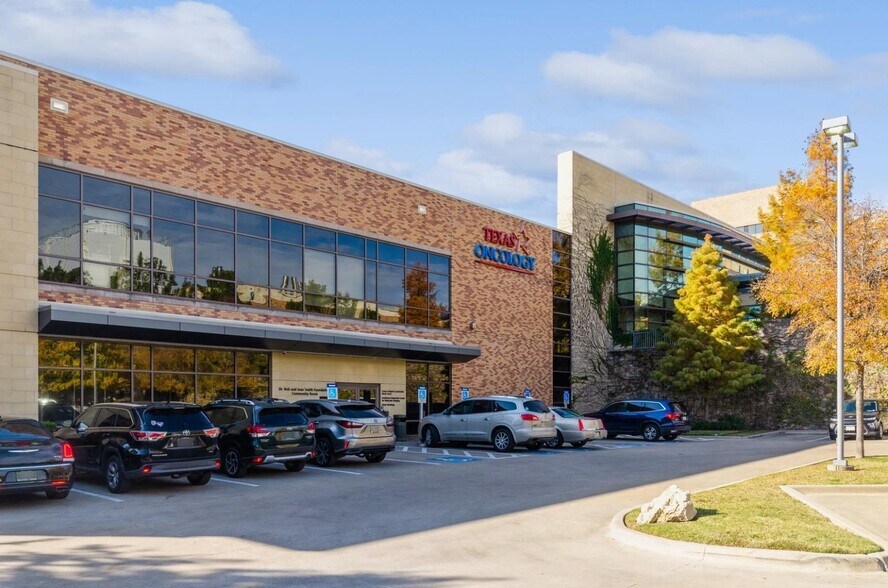 8196 Walnut Hill Ln, Dallas, TX à louer - Photo du bâtiment - Image 2 de 12