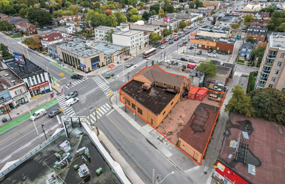 2777 Danforth Ave, Toronto, ON à vendre - Photo du bâtiment - Image 2 de 2