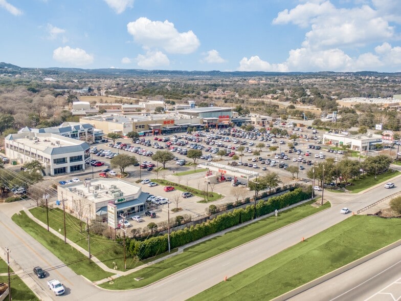 24165 W IH-10, San Antonio, TX à louer - Photo du bâtiment - Image 2 de 21