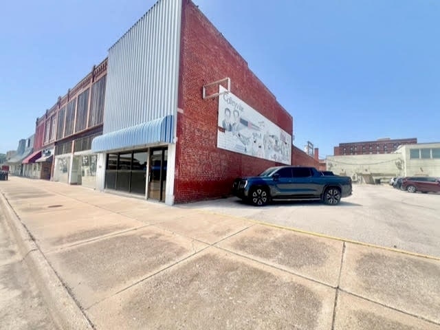 210 W 9th St, Coffeyville, KS for sale - Building Photo - Image 3 of 11
