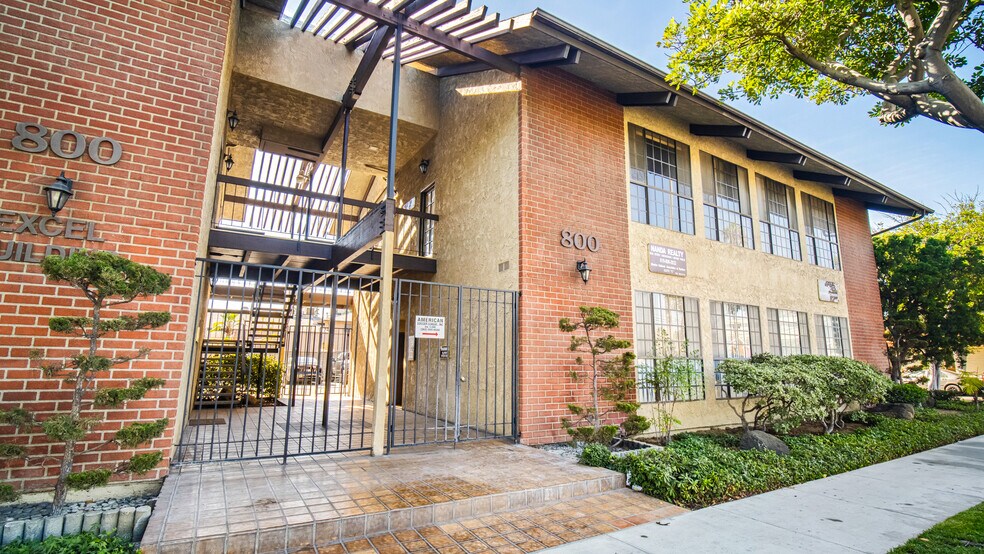 800 E Wardlow Rd, Long Beach, CA à vendre - Photo du bâtiment - Image 2 de 39