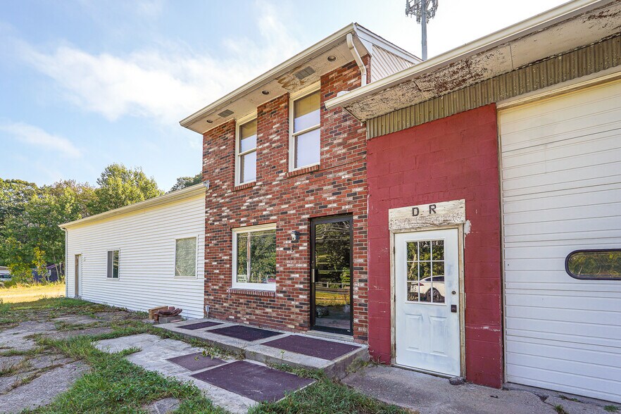 347 Riverside Dr, North Grosvenordale, CT à vendre - Photo du bâtiment - Image 3 de 46