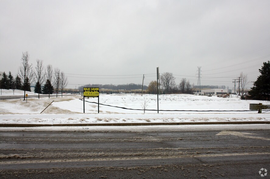 13 Mile Rd, Novi, MI à vendre - Photo du bâtiment - Image 1 de 1
