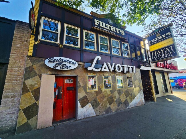 Plus de détails pour 10511 82 Av NW, Edmonton, AB - Commerce de détail à vendre