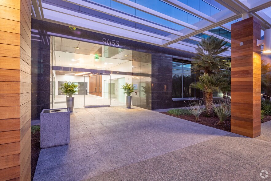 9655 Granite Ridge Dr, San Diego, CA à louer - Photo du bâtiment - Image 2 de 7