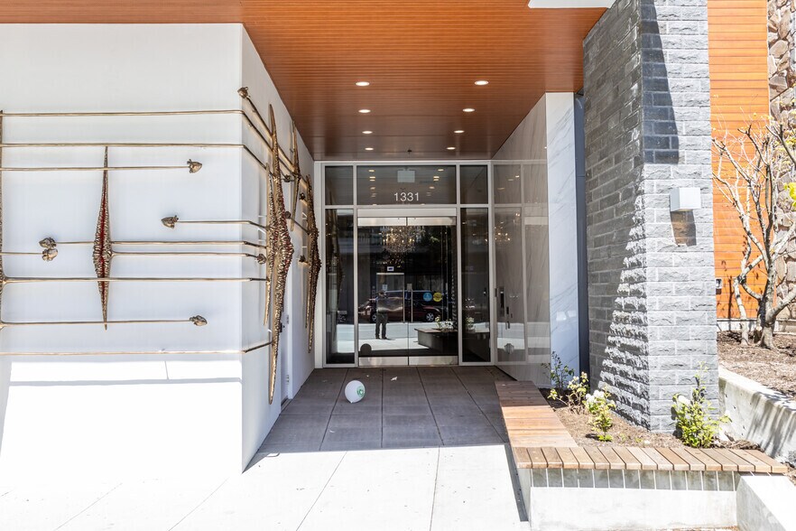 1327 Marine Dr, West Vancouver, BC à vendre - Photo du bâtiment - Image 2 de 9