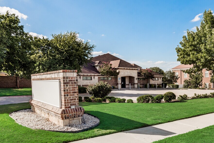 122 Grapevine Hwy, Hurst, TX à vendre - Photo du bâtiment - Image 2 de 21