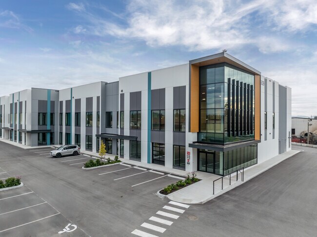 Plus de détails pour 12939 Anvil Way, Surrey, BC - Industriel à vendre