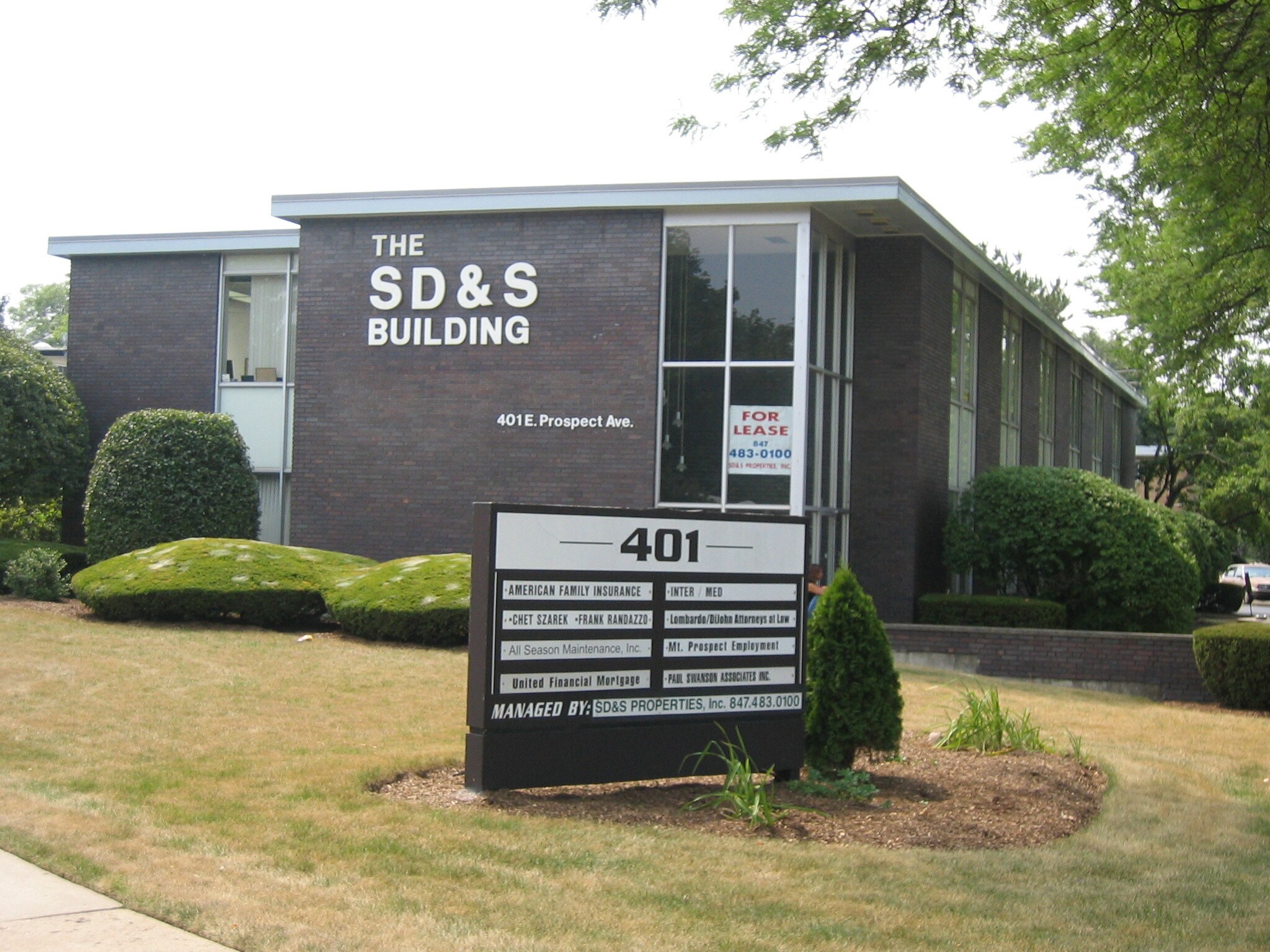 401 E Prospect Ave, Mount Prospect, IL à louer Photo du bâtiment- Image 1 de 2