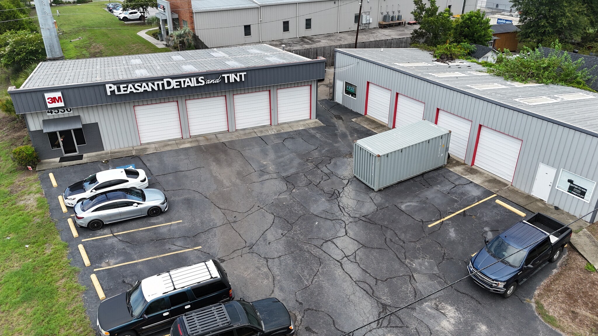 Three Tenant Industrial Property portefeuille de 2 propriétés à vendre sur LoopNet.ca Photo du bâtiment- Image 1 de 7