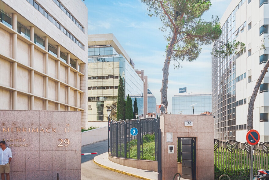 Calle Ramirez Arellano, 29, Madrid, Madrid for lease - Building Photo - Image 3 of 5