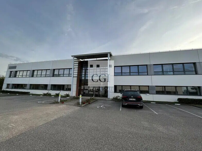 284 Allée Alexandre Borodine, Saint-Priest for lease - Building Photo - Image 2 of 12