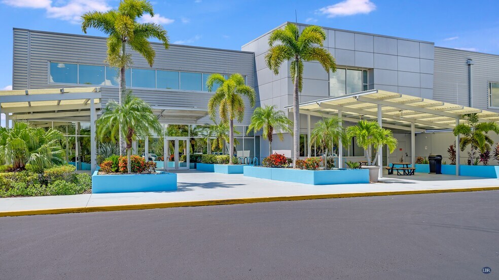 1110 W Hibiscus Ave, Melbourne, FL à louer - Photo du bâtiment - Image 3 de 16