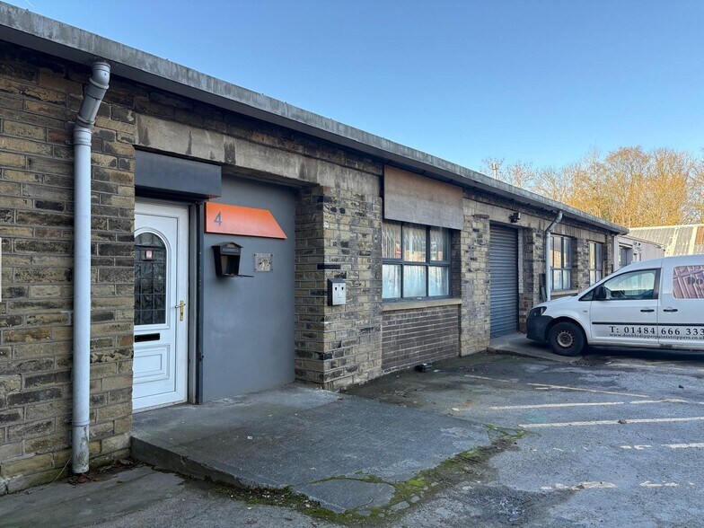 New Mill Rd, Holmfirth à louer - Photo du bâtiment - Image 2 de 2