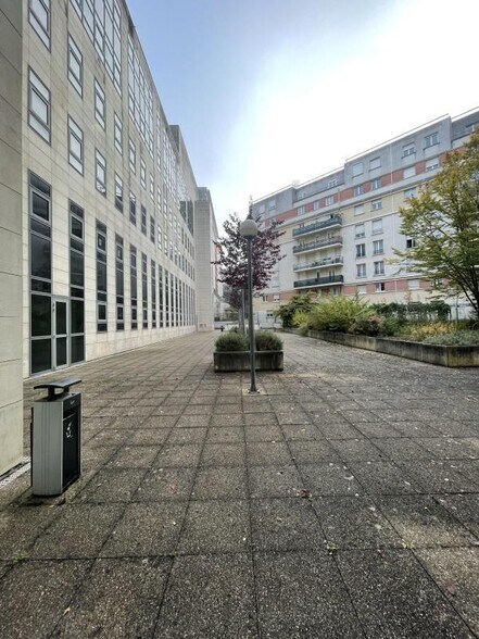 Bureau dans Rueil-Malmaison à louer - Photo du bâtiment - Image 2 de 23