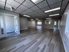 75 E Division St, Mundelein, IL for lease Interior Photo- Image 2 of 9