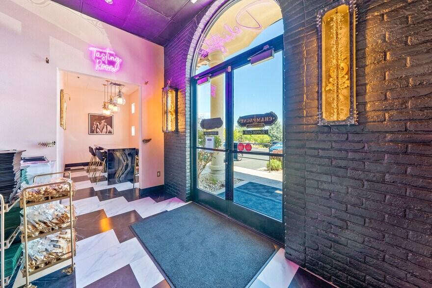 550 W Plumb Ln, Reno, NV à louer - Photo du bâtiment - Image 2 de 11