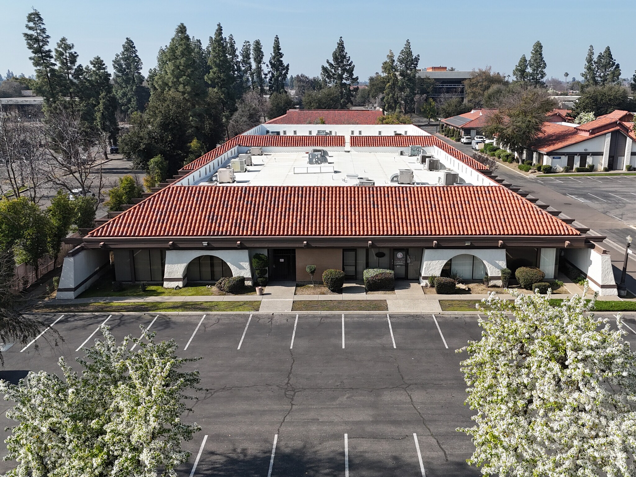5070 N 6th St, Fresno, CA à vendre Photo du bâtiment- Image 1 de 6