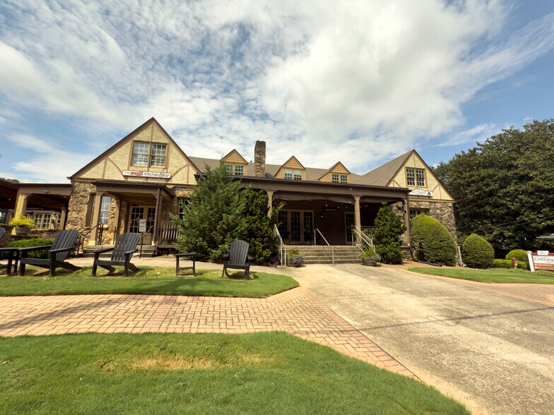 590 Mimosa Blvd, Roswell, GA à louer - Photo du bâtiment - Image 1 de 22