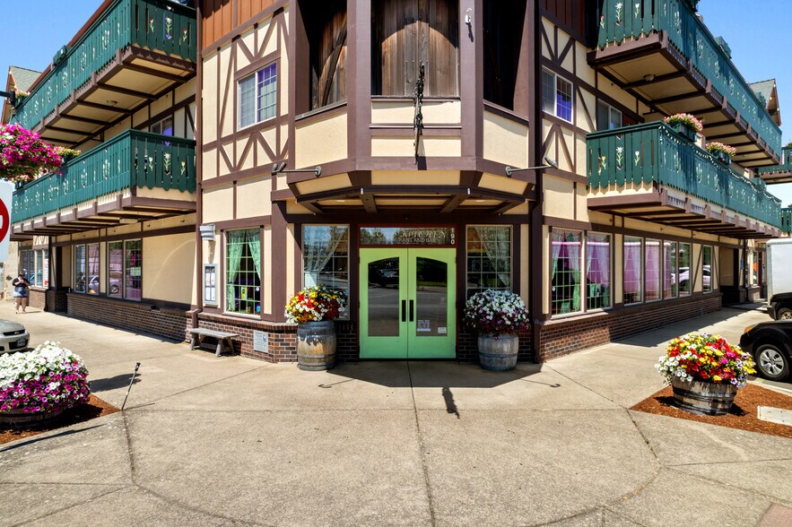 190 E Charles St, Mount Angel, OR à vendre - Photo du bâtiment - Image 2 de 14