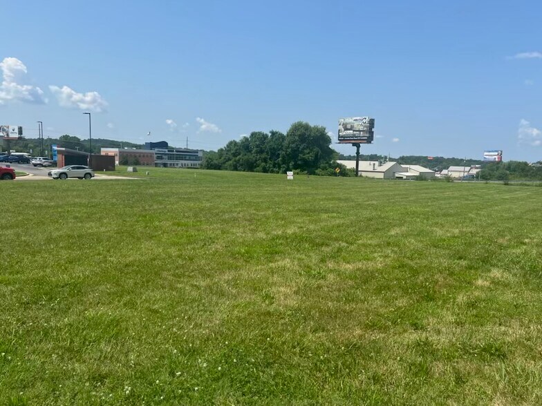 8160-8200 High Pointe Dr, Newburgh, IN à vendre - Photo du bâtiment - Image 3 de 7