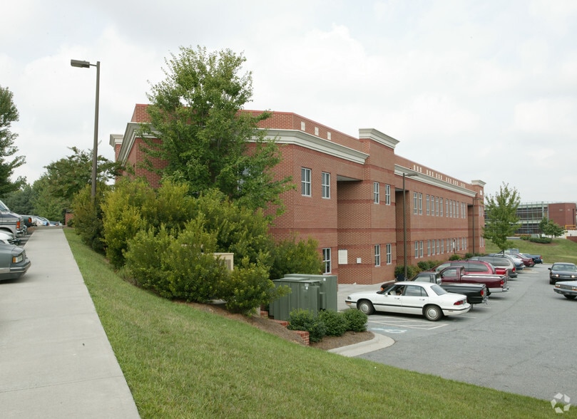 725 Highland Oaks Dr, Winston-Salem, NC à louer - Photo du bâtiment - Image 2 de 31