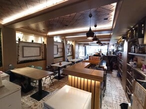 Retail in Barcelona, Barcelona for lease Interior Photo- Image 2 of 7