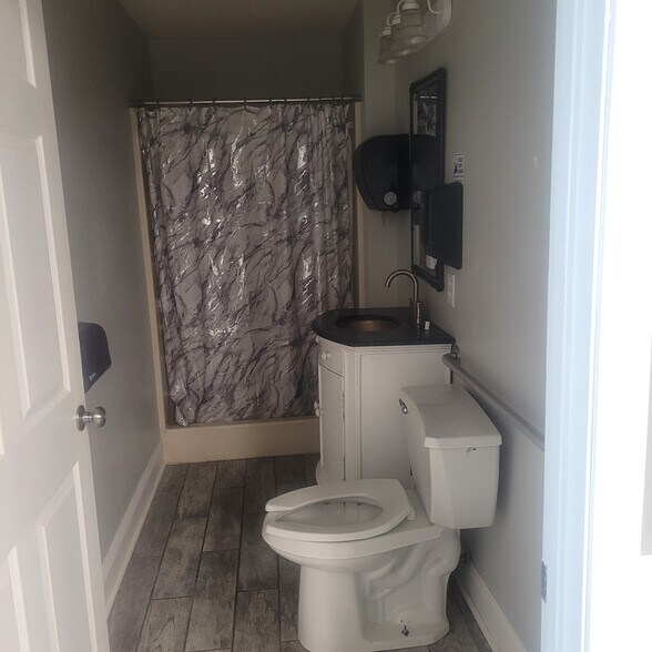 1926 S Highland Ave, Jackson, TN à louer - Photo du bâtiment - Image 2 de 5