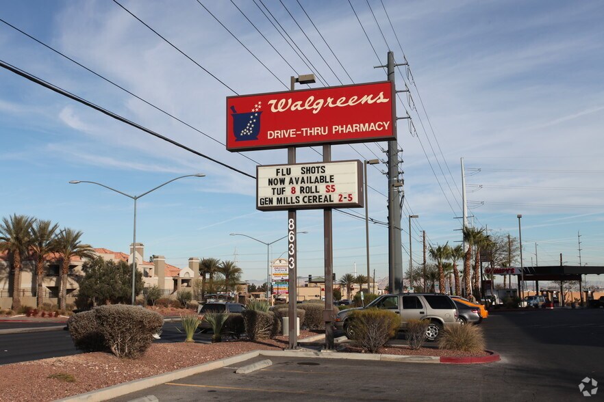 8633 W Charleston Blvd, Las Vegas, NV à vendre - Photo du bâtiment - Image 3 de 3