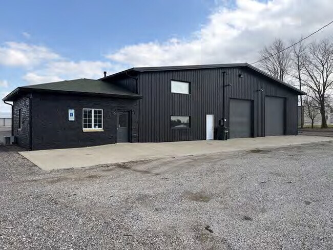 Plus de détails pour 13887 N 1000 East Rd, Bloomington, IL - Local d'activités à louer
