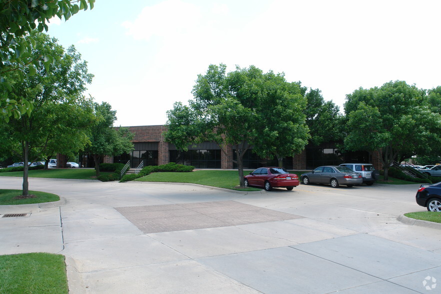 3450 N Rock Rd, Wichita, KS for lease - Primary Photo - Image 1 of 4