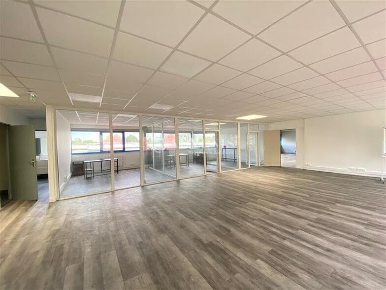 Office in Villepinte for lease - Interior Photo - Image 2 of 10