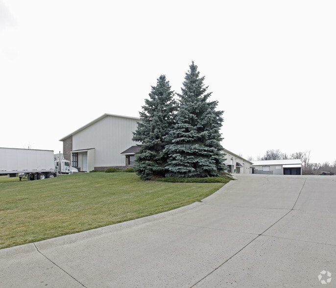 352 Industrial Park Dr, Imlay City, MI for lease - Primary Photo - Image 1 of 7