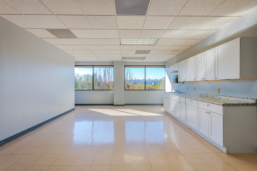 750 E Park Dr, Harrisburg, PA à louer - Photo du bâtiment - Image 2 de 12