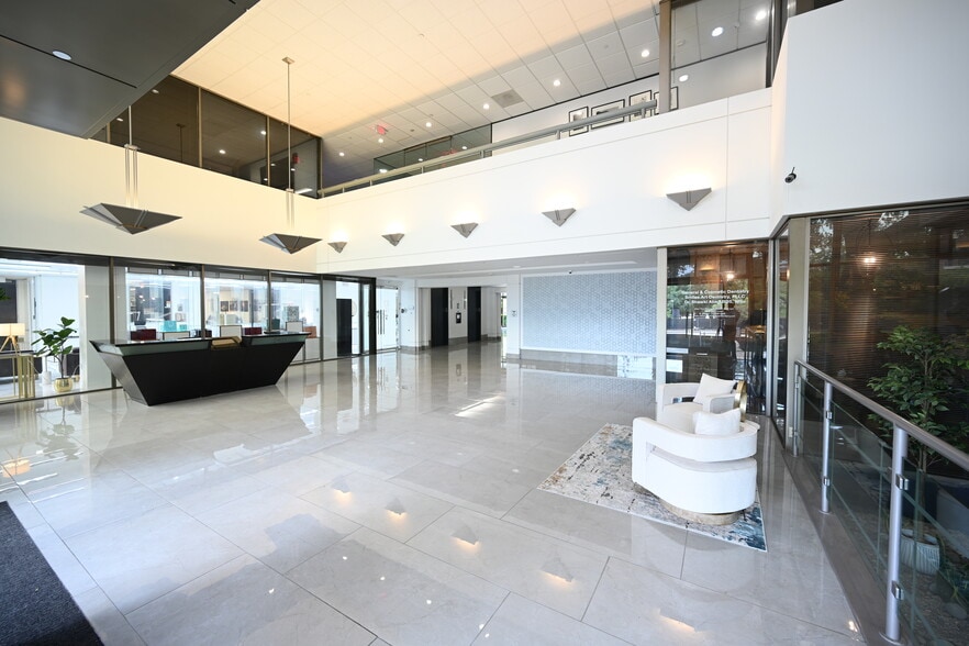 2401 Fountain View Dr, Houston, TX for lease - Building Photo - Image 3 of 25
