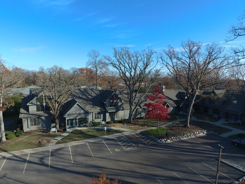 475 W Terra Cotta Ave, Crystal Lake, IL for lease - Building Photo - Image 1 of 22