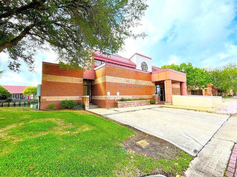 215 Oak Dr S, Lake Jackson, TX à louer - Photo du bâtiment - Image 3 de 31